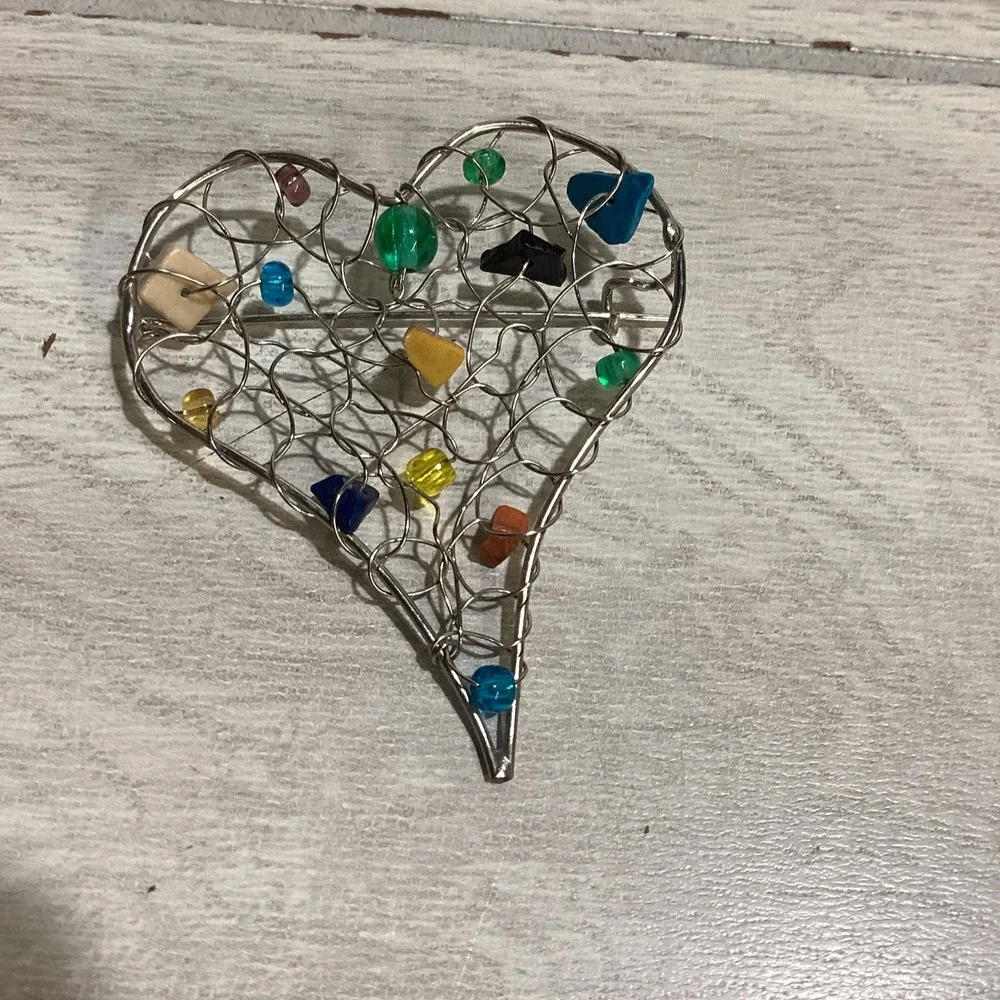 Silvertone Pin w/Multiple‎ Stones Wired Heart Vintage
